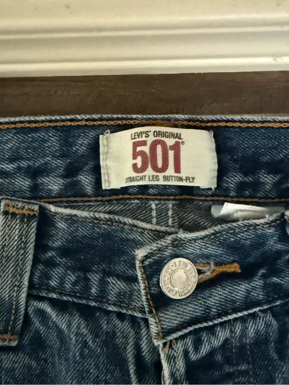 Levi's 501 Men's Straight Jeans in Light Blue Wash - Picture 11 of 12